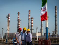 اداره اطلاعات انرژی آمریکا: ایران سال گذشته ۵۴ میلیارد دلار ، عربستان ۳۱۱، عراق ۱۳۱، امارات ۱۱۹ و کویت ۹۸ میلیارد دلار نفت فروختند