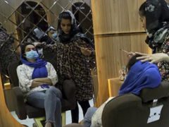 تعطیلی آرایشگاه های زنانه توسط طالبان و بیکاری ۶۰ هزار زن شاغل در افغانستان